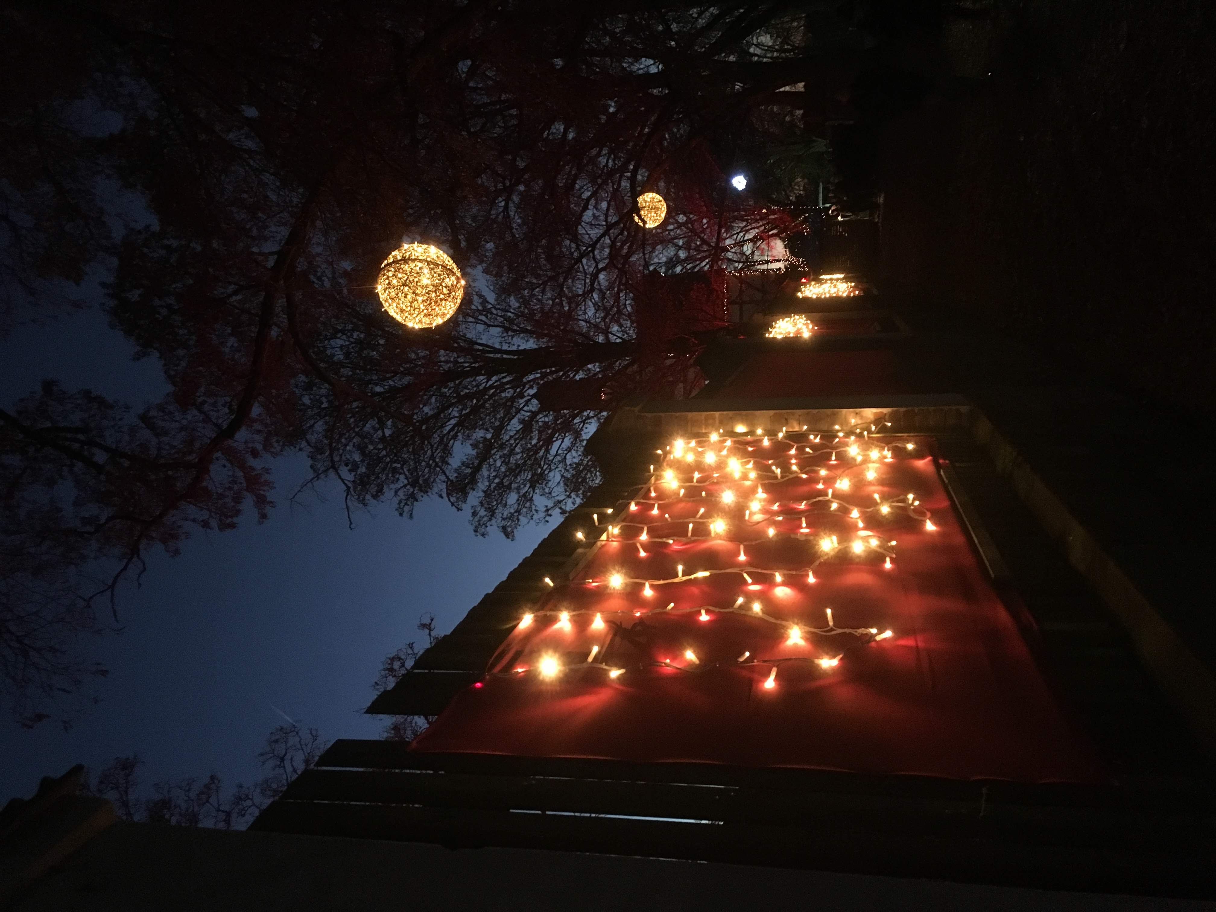 Weihnachtsbeleuchtung im Hof